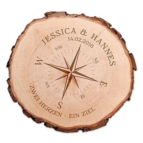 Casa Vivente Baumscheibe mit Gravur: Personalisiertes Hochzeitsgeschenk, Geschenk für Paare mit Kompass Gravur, Personalisiert mit Namen und Datum, Holzscheibe aus echtem Holz mit Rinde, ca. 16 cm von Casa Vivente