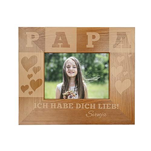 Casa Vivente Bilderrahmen mit Gravur für Papa, Motiv Herzen, Personalisiert mit Namen, Rahmen aus Holz, Vatertagsgeschenk Casa Vivente Bilderrahmen mit Gravur für Papa, Motiv Herzen, Personalisiert mit Namen, Rahmen aus Holz, Vatertagsgeschenk von Casa Vivente