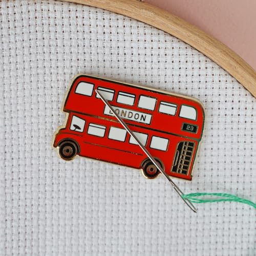 Caterpillar Cross Stitch Nadelhalter – Londoner Bus für Kreuzstich, Näh-, Stick- und Handarbeitszubehör, Emaille und magnetisch von Caterpillar Cross Stitch