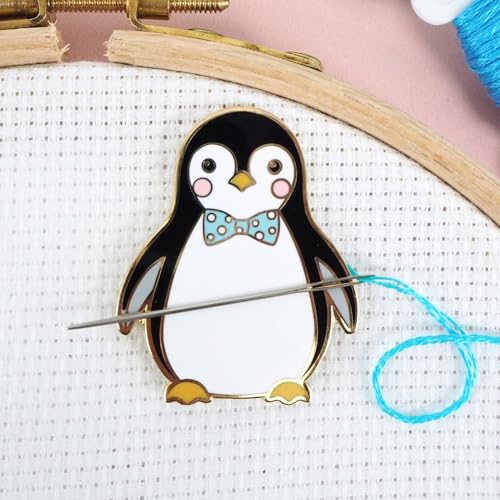 Caterpillar Cross Stitch Needle Minder – Pinguin für Kreuzstich, Nähen, Stickerei und Handarbeit, Zubehör aus Emaille und Magnet von Caterpillar Cross Stitch