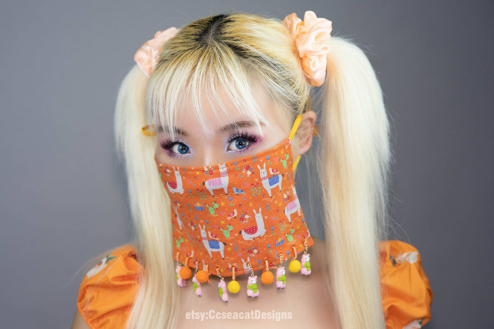 Kawaii Niedliche Orange Alpaka Maske Bedeckung Mit Baumelnden Alpakas von CcseacatDesigns