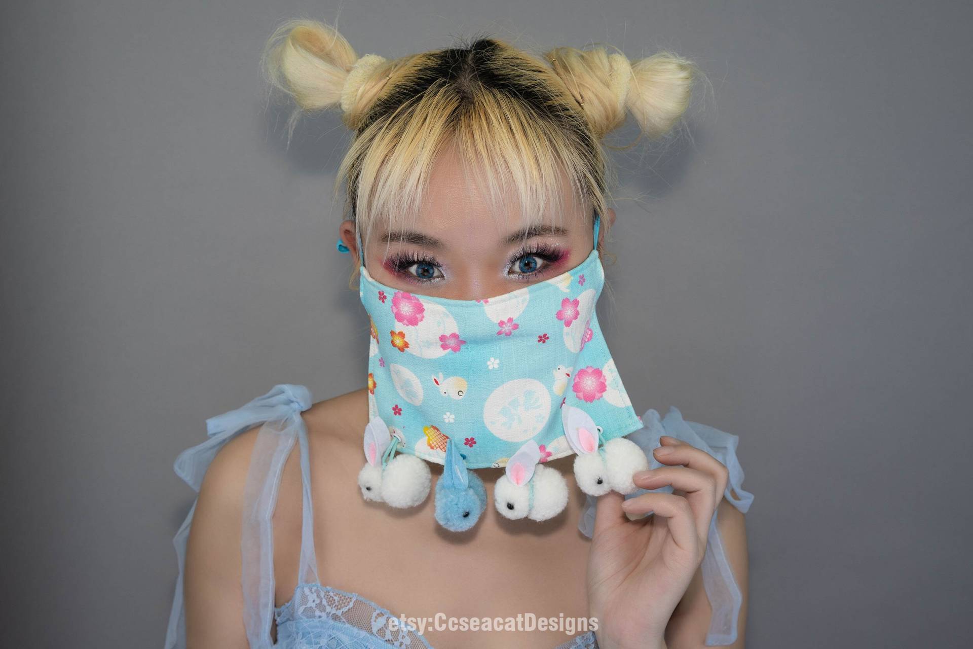 Kawaii Süße Blaue Hasen Maske Mit Baumelnde von CcseacatDesigns