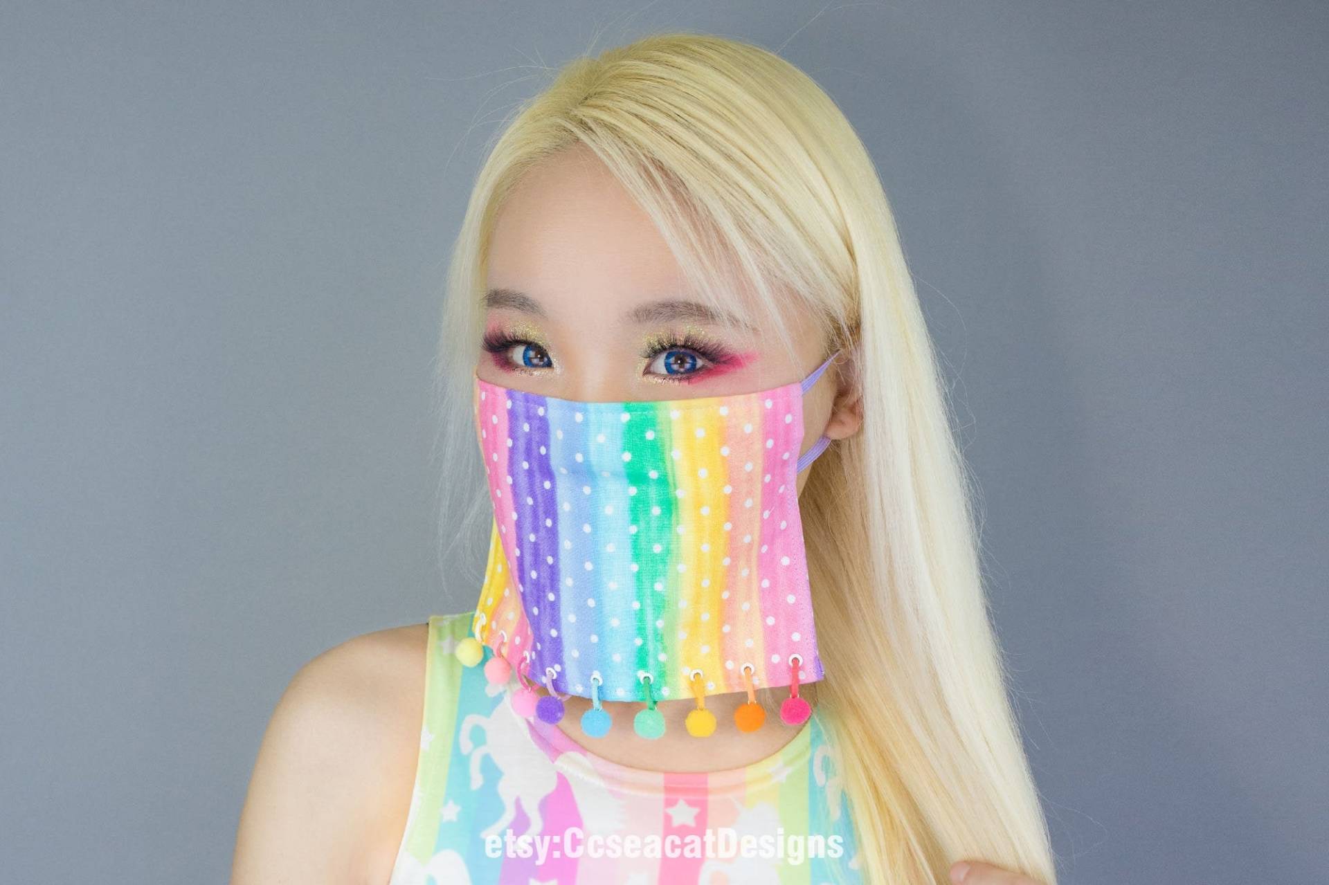 Waschbar Süße Kawaii Regenbogen Farbstreifen Muster Maske Bedeckung Mit Baumelnden Farbe Gefüllte Kugeln von CcseacatDesigns