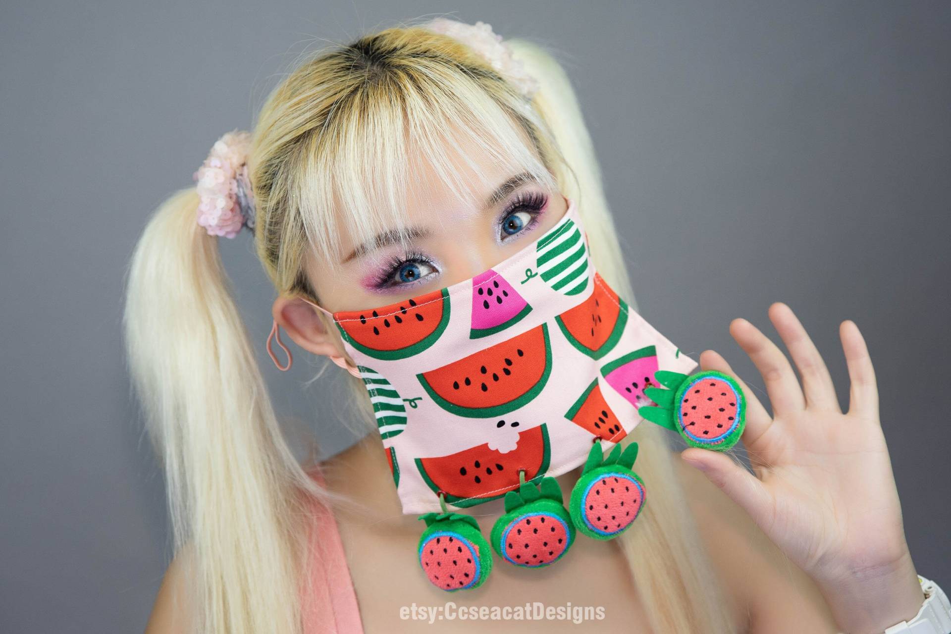 Waschbare Kawaii Niedliche Wasser Melone Maske Bedeckung Mit Baumelnder Gefüllter Wassermelone von CcseacatDesigns