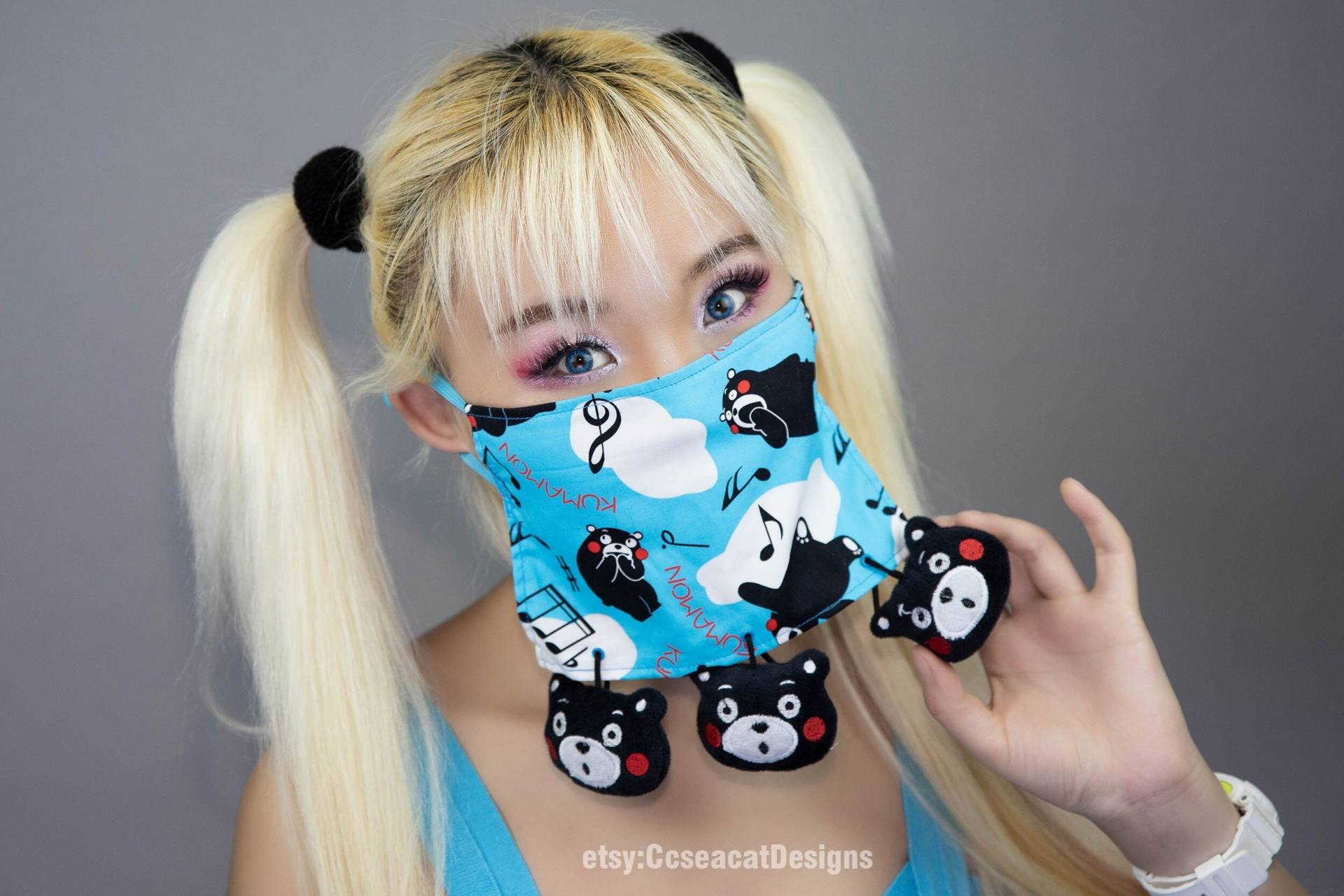 Waschbare Kawaii Süße Blaue Kumamon Gesichtsbedeckung, Gesichtsmaske, Mit Baumelnden Kumamon Köpfen von CcseacatDesigns