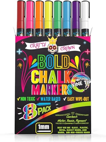 Chalky Crown - Kreidestifte für Tafel Abwaschbar - Trocken Abwischbare Marker für Kreidetafeln, Schilder, Fenster, Glas - Wendbare Spitze (8 Stück) + 24 Kreidetafel-Etiketten, Mehrfarbig, 1 mm von Chalky Crown
