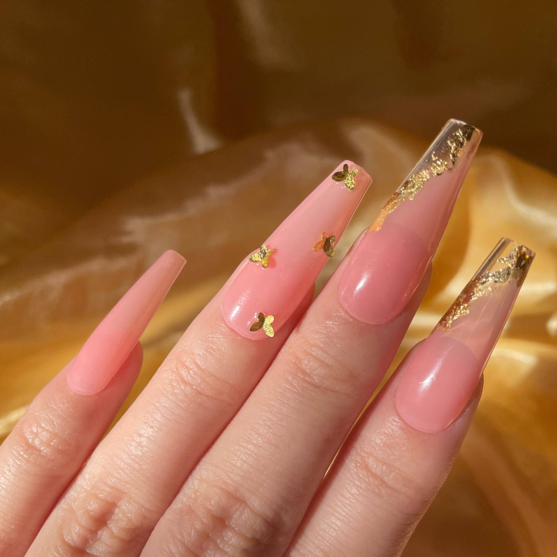 Pink Gold Flakes 3D Schmetterling Charms Apres Gel Press On Nails Kurz Mittellang Extra Lang Coffin Stiletto Quadrat Rund Glänzend Matt Handgefertigt von CiNails