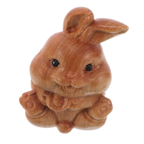 Ciieeo Handgeschnitzte Holzfigur Hase mit Yuanbao Dekoration für Zuhause Büro und Schreibtisch Vielseitige Holzdeko Kaninchen Statue als Symbol für Wohlstand und Glück Liebevoll Ciieeo Handgeschnitzte Holzfigur Hase mit Yuanbao Dekoration für Zuhause Büro und Schreibtisch Vielseitige Holzdeko Kaninchen Statue als Symbol für Wohlstand und Glück Liebevoll von Ciieeo