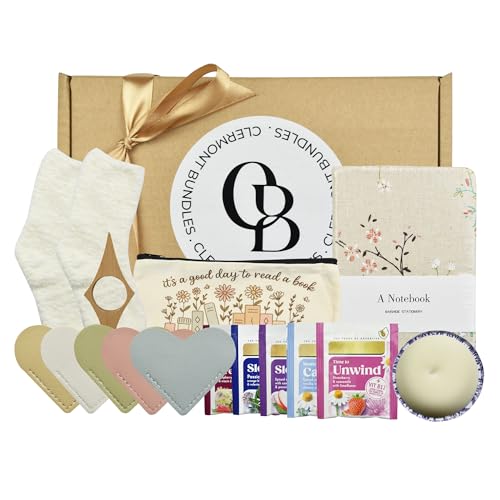 Clermont Bundles Buchliebhaber Geschenkset - Lesegeschenkbuch Zubehör für Leseliebhaber: Notizblock, Federmäppchen, Seitenmarken, weiße flauschige Socken, Kerze, Seitenhalter, Teebeutel von Clermont Bundles