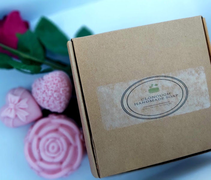 Geschenkset - Sommer Beeren Duft Ziegen Milch Handgemachte Seifenstangen; 1 Große Blumenstange Und 2 Kleine Herzstäbe Geschenkset - Sommer Beeren Duft Ziegen Milch Handgemachte Seifenstangen; 1 Große Blumenstange Und 2 Kleine Herzstäbe von ClonoughHandmadeSoap