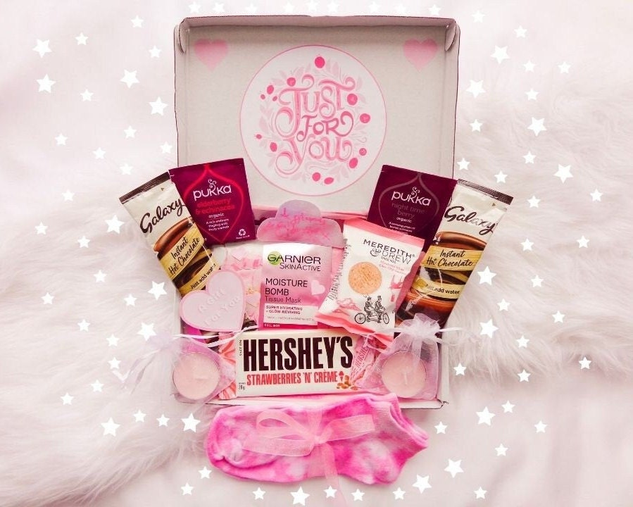 Umarmung in Einer Box Letterbox Geschenk | Geschenke Zum Geburtstag Für Sie Rosa Luxus-Self-Care-Verwöhnbox Abholkasten Entspannung Verwöhnkorb Umarmung in Einer Box Letterbox Geschenk | Geschenke Zum Geburtstag Für Sie Rosa Luxus-Self-Care-Verwöhnbox Abholkasten Entspannung Verwöhnkorb von CloudTieDyeCo