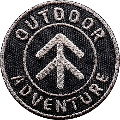 2 x Outdoor Adventure Abzeichen 55 mm gestickt, Silber Stickerei/Aufnäher Aufbügler Sticker Patch für Kleidung Rucksack Mode Taschen/Camping Trekking Pfeil Kompass Wandern (Grau) von Club of Heroes