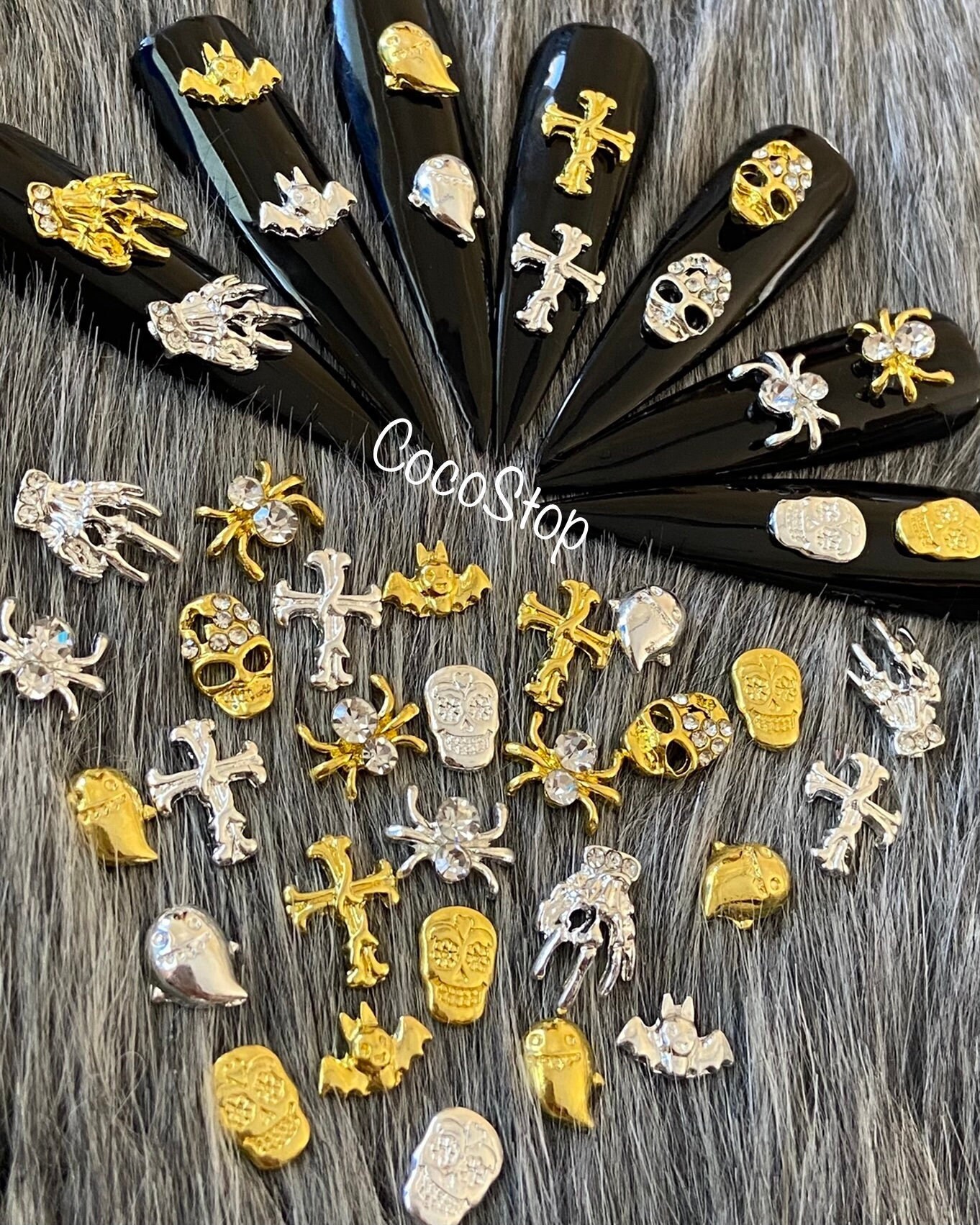 10 Stück Halloween Assortierte Schädel, Skelett Hand, Spinne, Fledermäuse, Gespenster, Kreuz 3D Nagel Charms 10 Stück Halloween Assortierte Schädel, Skelett Hand, Spinne, Fledermäuse, Gespenster, Kreuz 3D Nagel Charms von CocoStop