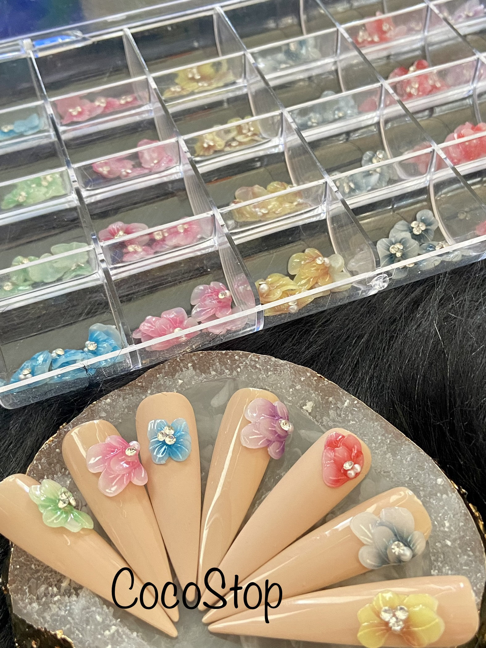 120 Stück Acryl Blumen Nagel Box 3D Charms Nail Art von CocoStop