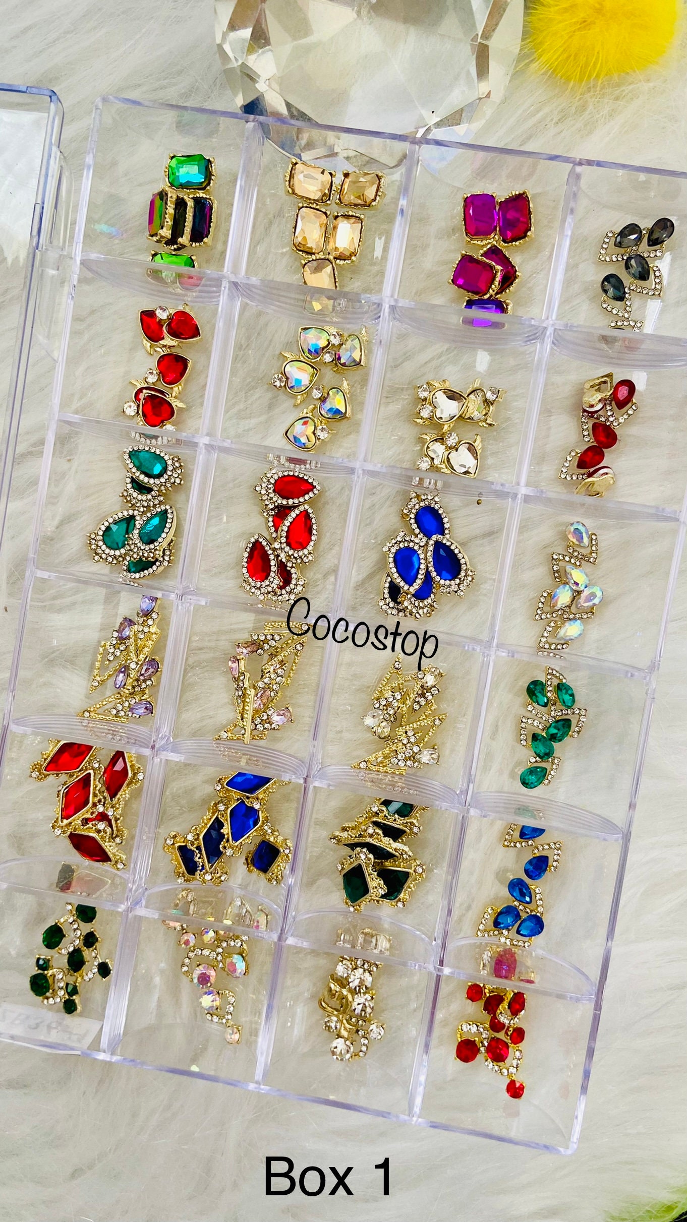 120 Stück Mix Strass Nagel Charms 3D Mit Klarer Box von CocoStop