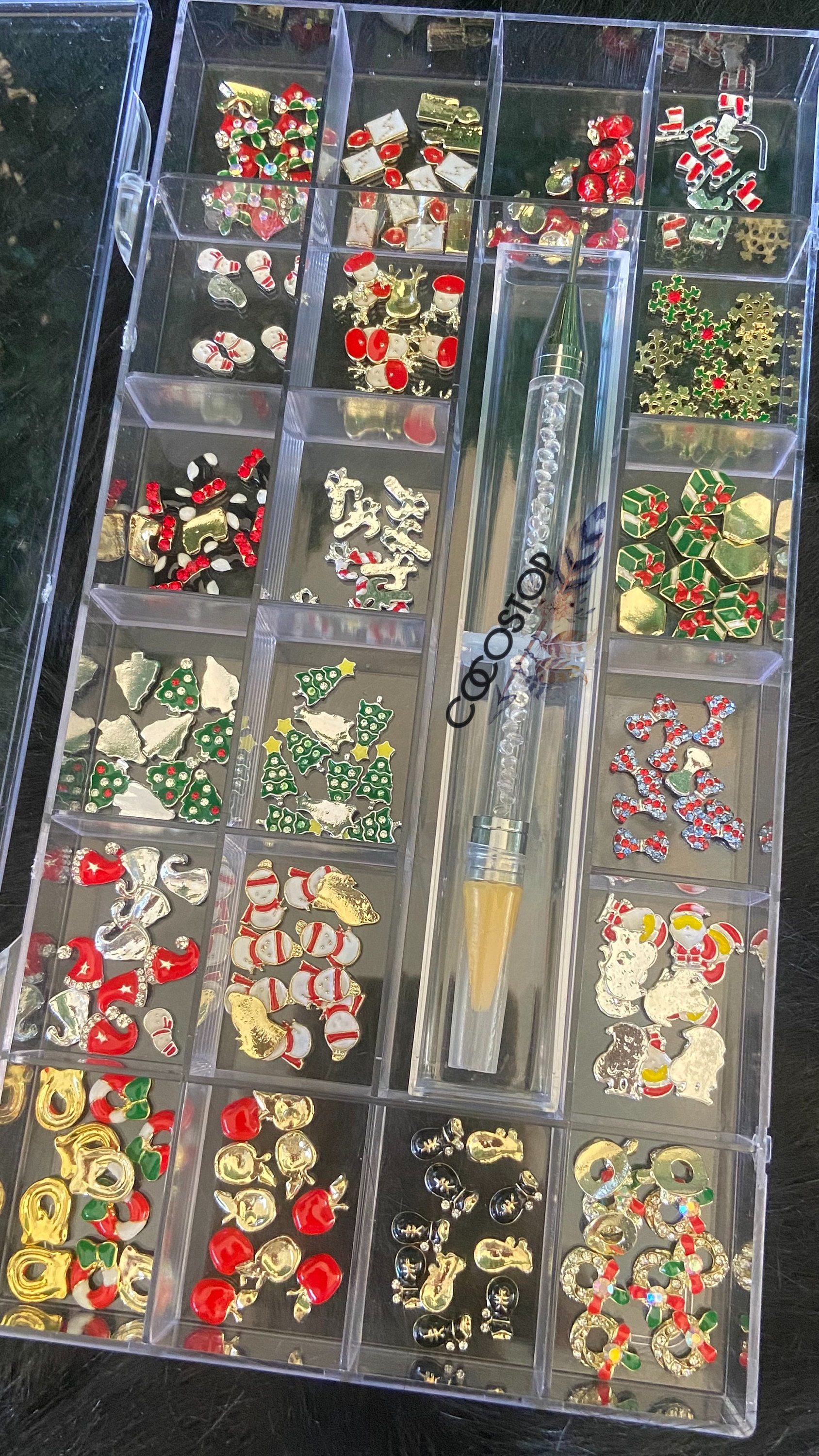 200 Stück Weihnachts Nagel Charms Box 3D Nail Art Kit von CocoStop