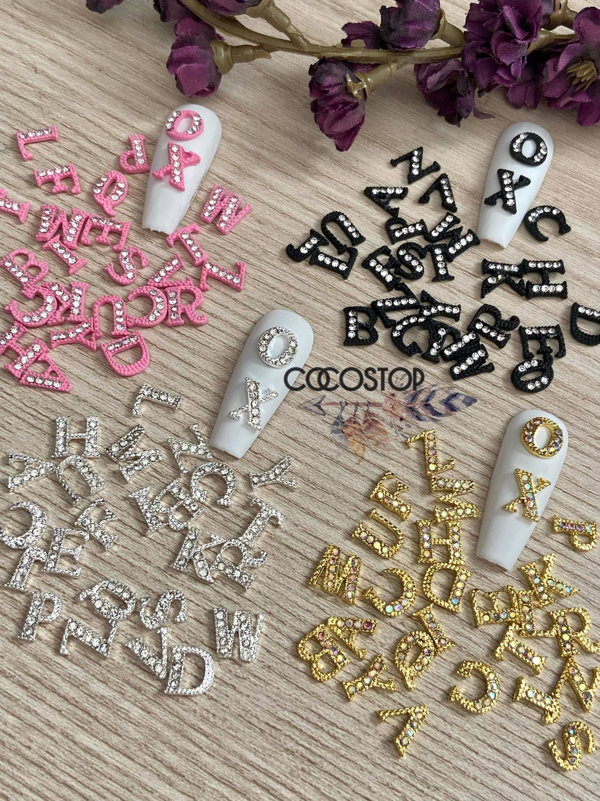 26 Stück 4 Farben A-Z Strass Nagel Buchstabe Charms Nail Art 3D Charm von CocoStop