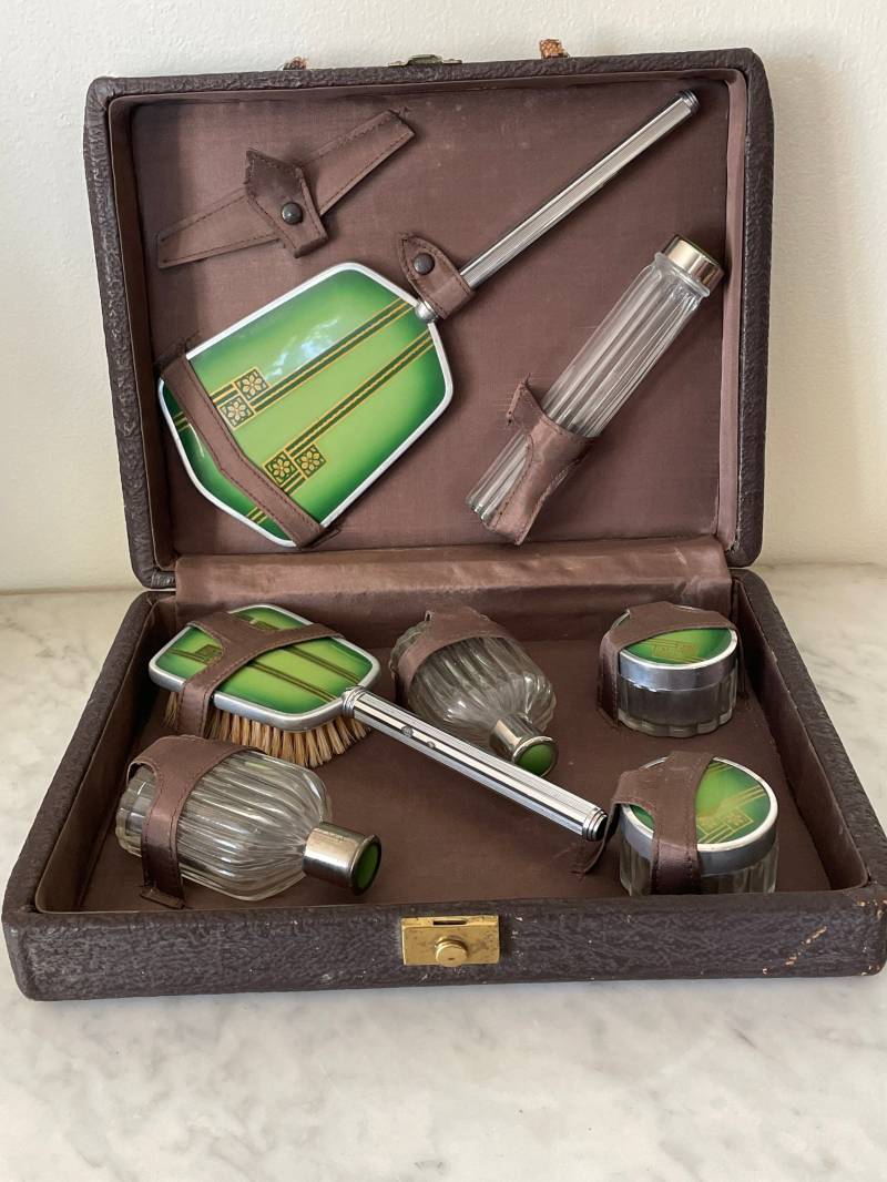 Vintage Waschtisch Set Art Deco Kosmetikkoffer Handspiegel Bürste Flaschen Reise von CollectablesEmporium