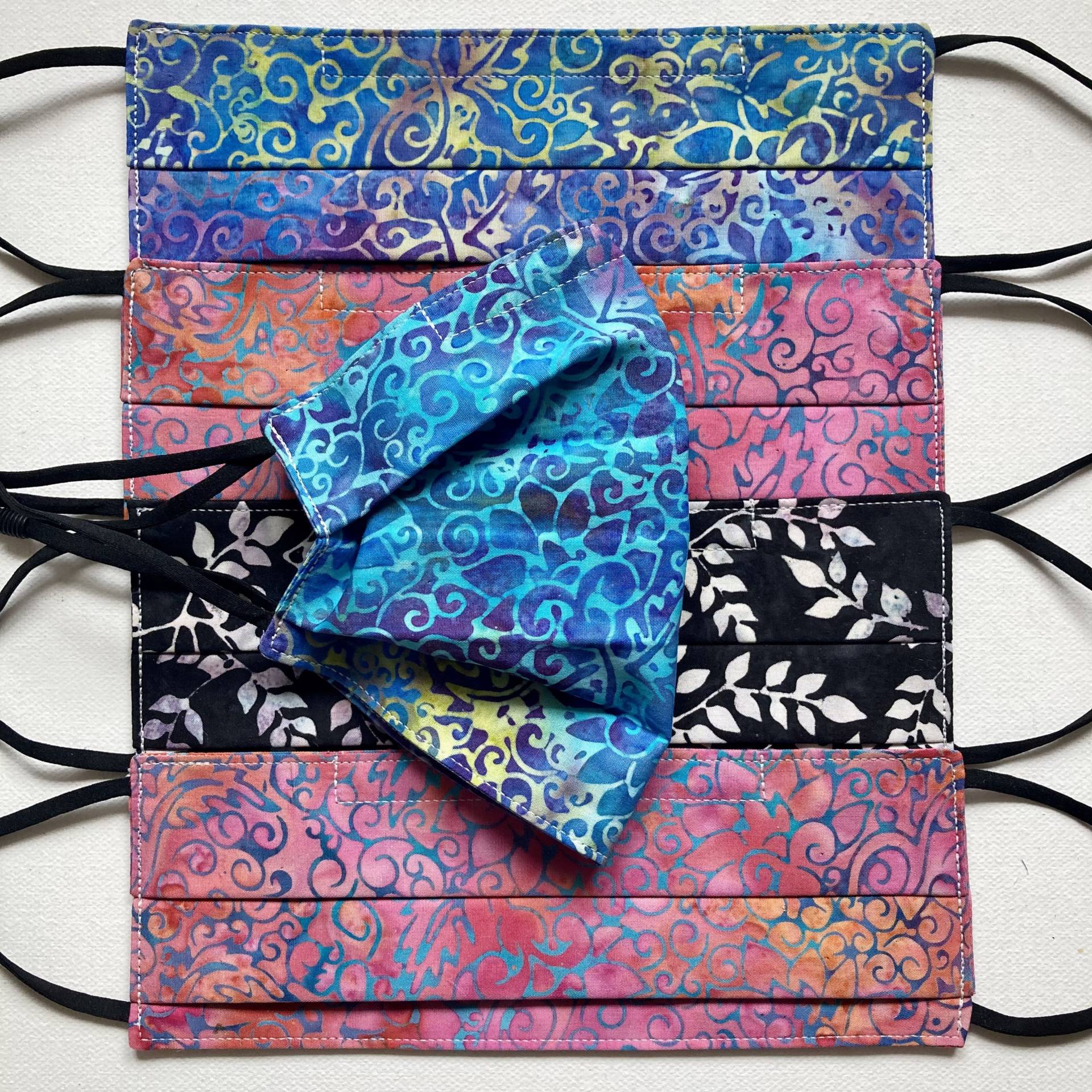 Waschbare Wiederverwendbare Gesichtsmaske Aus Baumwolle Blue Island Batik von CornishCottonCrafts