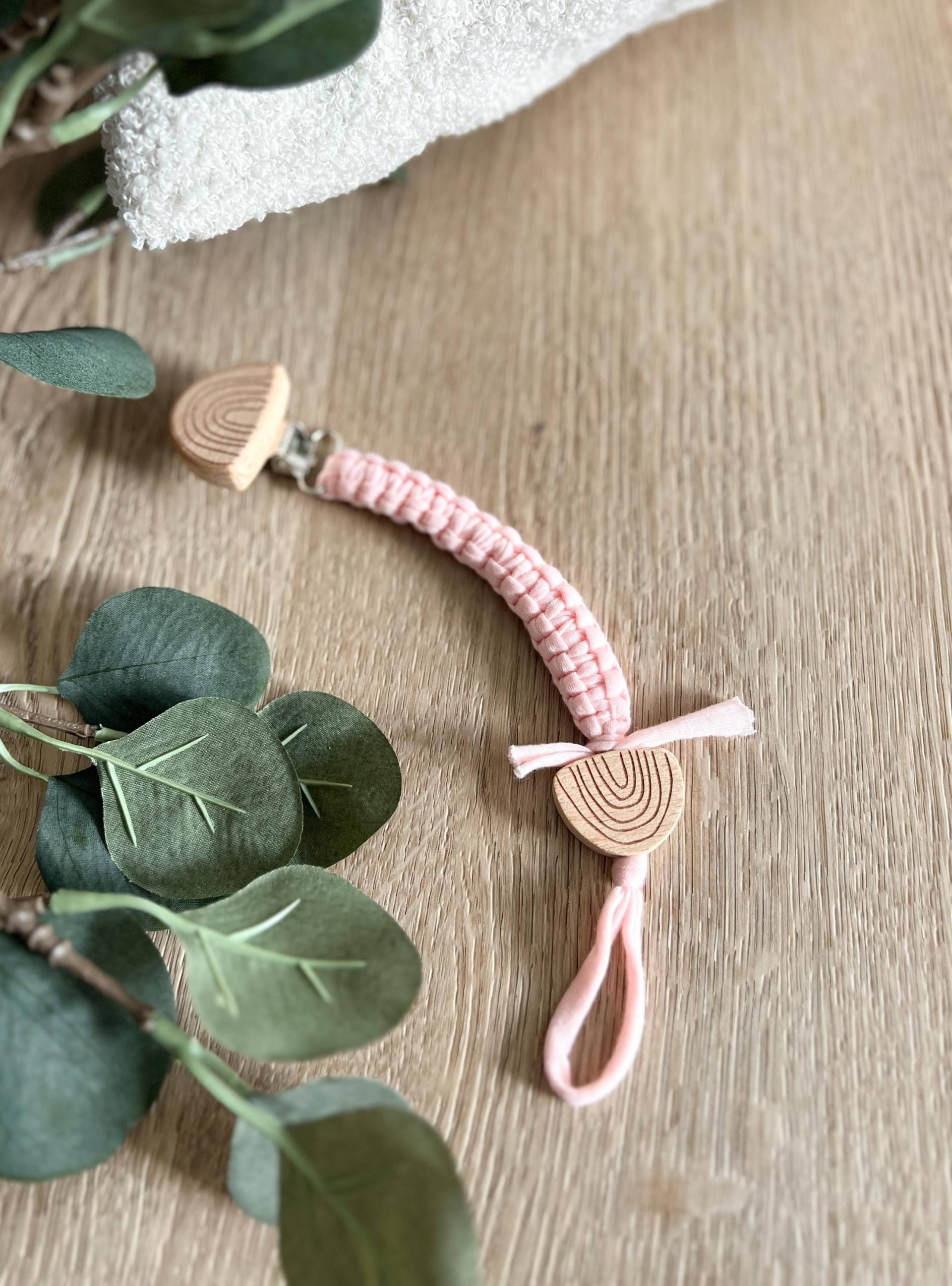 Schnullerkette, Holz Regenbogen, Rosa, Jersey Baumwolle Stoff, Geschenk Zur Geburt, Moderner Anhänger, Neugeborenes, Babygeschenk, Mädchen Schnullerkette, Holz Regenbogen, Rosa, Jersey Baumwolle Stoff, Geschenk Zur Geburt, Moderner Anhänger, Neugeborenes, Babygeschenk, Mädchen von CosyHavenDE