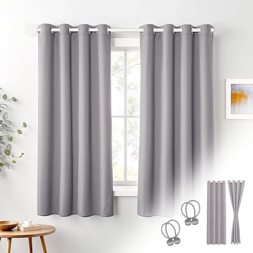 Cozyor 2X blickdichte Vorhänge + 2X Raffhalter mit Magnet, Thermogardine gegen Kälte 100% verdunkelnd, hellgrau Moonlight, Gardine mit Ösen für Schlafzimmer, Wohnzimmer, Kinderzimmer 160x135 cm von Cozyor
