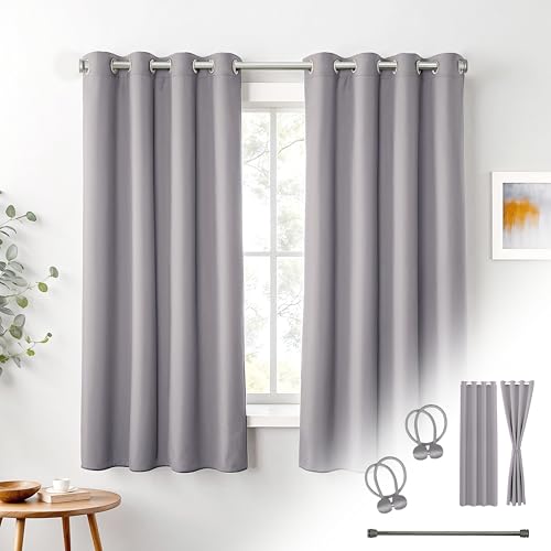 Cozyor Praktisches Set ohne Bohren: 2X Vorhang + 1x Klemmstange Silber 70-120 cm + 2X Raffhalter mit Magnet Blickdicht & verdunkelnd, als Raumteiler, Fenster & Tür Hellgrau Thermovorhang 160x135cm von Cozyor