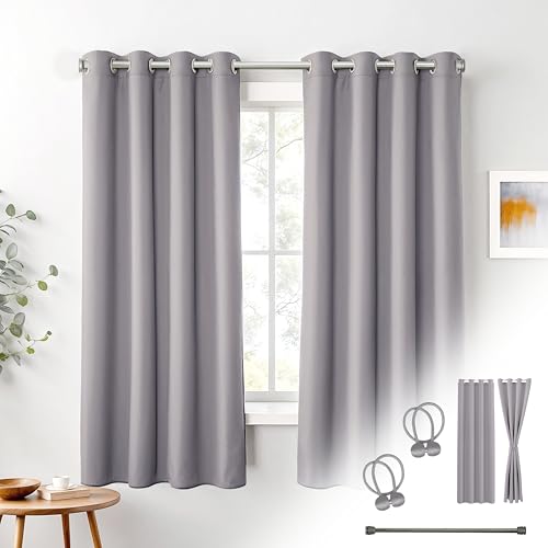Cozyor Praktisches Set ohne Bohren: 2X Vorhang + 1x Klemmstange Silber 70-120 cm + 2X Raffhalter mit Magnet Blickdicht & verdunkelnd, als Raumteiler, Fenster & Tür Hellgrau Thermovorhang 175x135cm Cozyor Praktisches Set ohne Bohren: 2X Vorhang + 1x Klemmstange Silber 70-120 cm + 2X Raffhalter mit Magnet Blickdicht & verdunkelnd, als Raumteiler, Fenster & Tür Hellgrau Thermovorhang 175x135cm von Cozyor