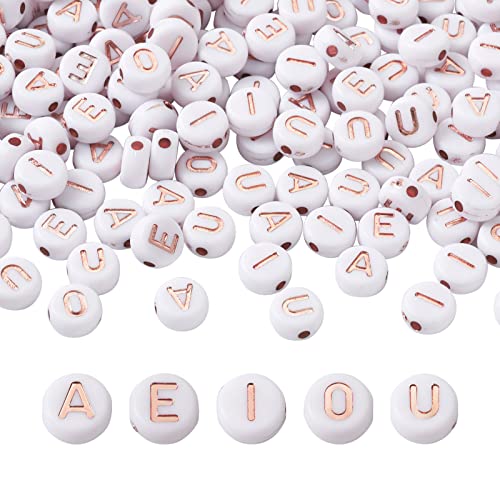 Crafans Flache runde weiße Acryl-Buchstabenperlen, 7 x 3,5 mm, Buchstaben A/E/I/O/U, Alphabet-Perlen, Vokal-Perlen für Schmuckherstellung, DIY-Halskette, Armband, 500 Stück von Crafans