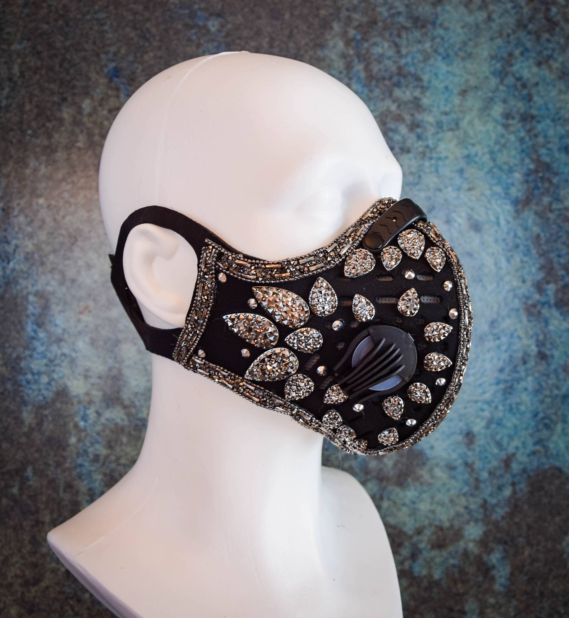 strass Verziert Schutzstaub Maske Mit Filter, Schwarze Gunmetal Halloween-Maske von CraftExplosionCZ