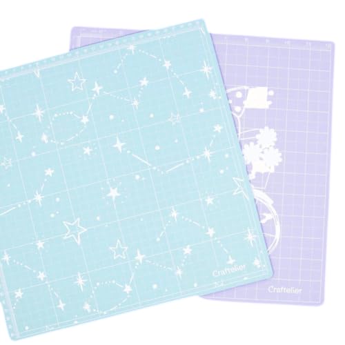 Craftelier - Doppelseitige selbstheilende Schneidematte mit Zentimeter- und Zollmessung für Scrapbooking | Größe 32,5 x 32,5 x 0,3 cm - Farbe Türkis und Violett mit gestempelten Motiven von Craftelier