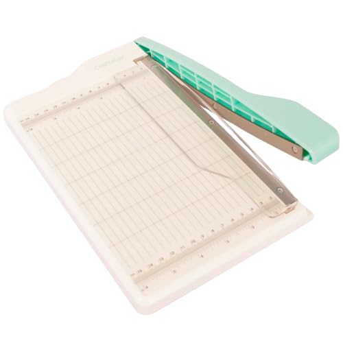 Craftelier - Guillotine Papierschneidemaschine, Tragbarer Trimmer für Scrapbooking, Kartenwaren, Etiketten und mehr für Schnitte bis zu 21,6 cm – mit Kunststoffhalter für bessere Genauigkeit Craftelier - Guillotine Papierschneidemaschine, Tragbarer Trimmer für Scrapbooking, Kartenwaren, Etiketten und mehr für Schnitte bis zu 21,6 cm – mit Kunststoffhalter für bessere Genauigkeit von Craftelier