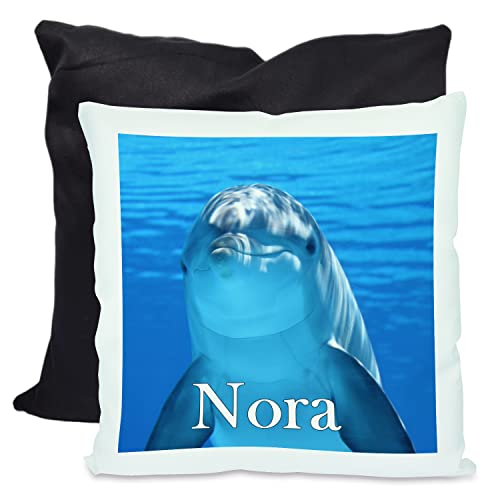 CreaDesign, Kinder Kissen 40x40 cm personalisiert mit Namen, Kinderzimmer Deko Kissen Kinder mit Füllung Federn, Motiv Delfin, Rückenfarbe Schwarz CreaDesign, Kinder Kissen 40x40 cm personalisiert mit Namen, Kinderzimmer Deko Kissen Kinder mit Füllung Federn, Motiv Delfin, Rückenfarbe Schwarz von CreaDesign