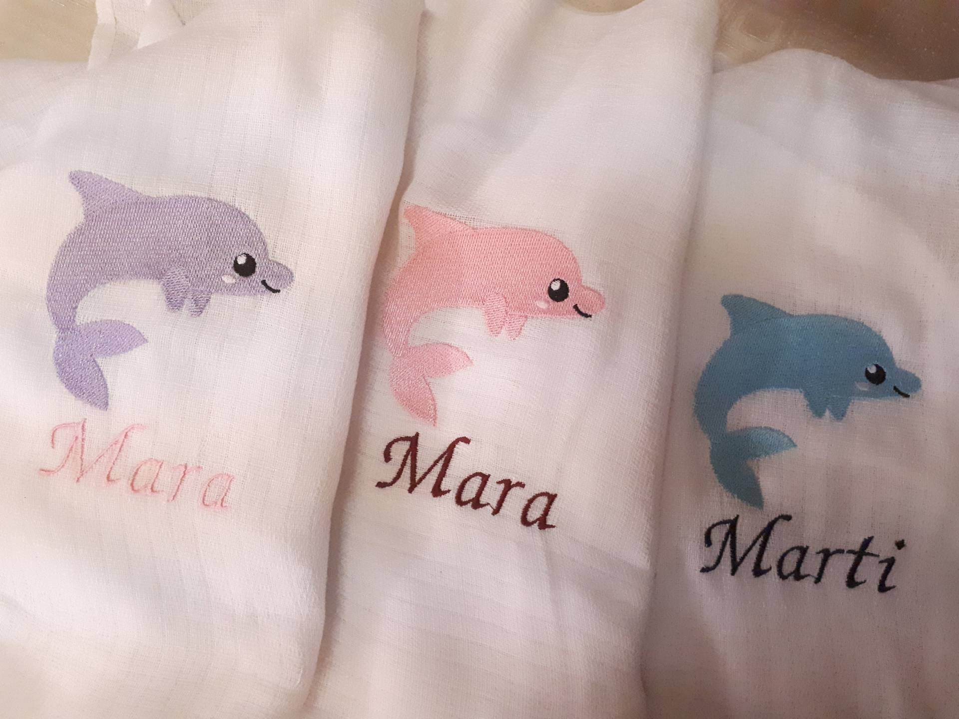 Spucktuch/Mullwindel Mit Namen Delfin Rosa Blau Lila Delphin Personalisiert & Bestickt Spucktuch/Mullwindel Mit Namen Delfin Rosa Blau Lila Delphin Personalisiert & Bestickt von CreativeCreatorDE