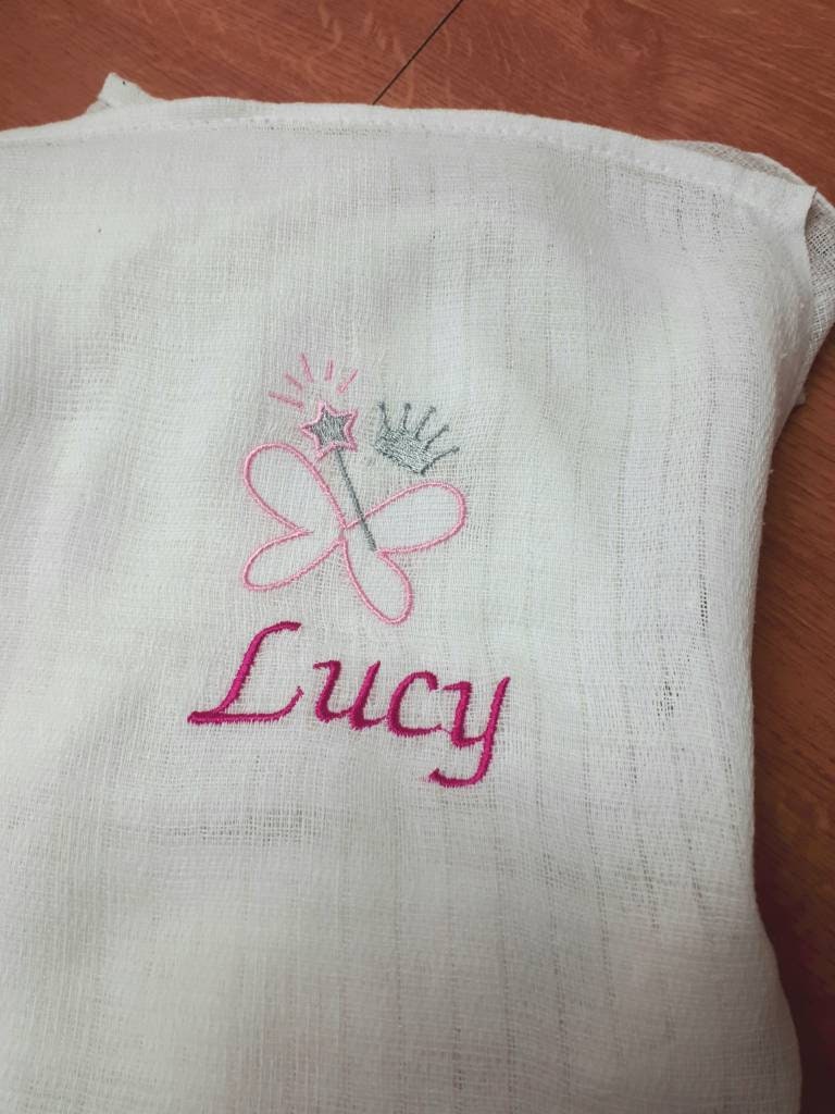 Spucktuch/Mullwindel Mit Namen Feenflügel Pink Personalisiert & Bestickt Spucktuch/Mullwindel Mit Namen Feenflügel Pink Personalisiert & Bestickt von CreativeCreatorDE