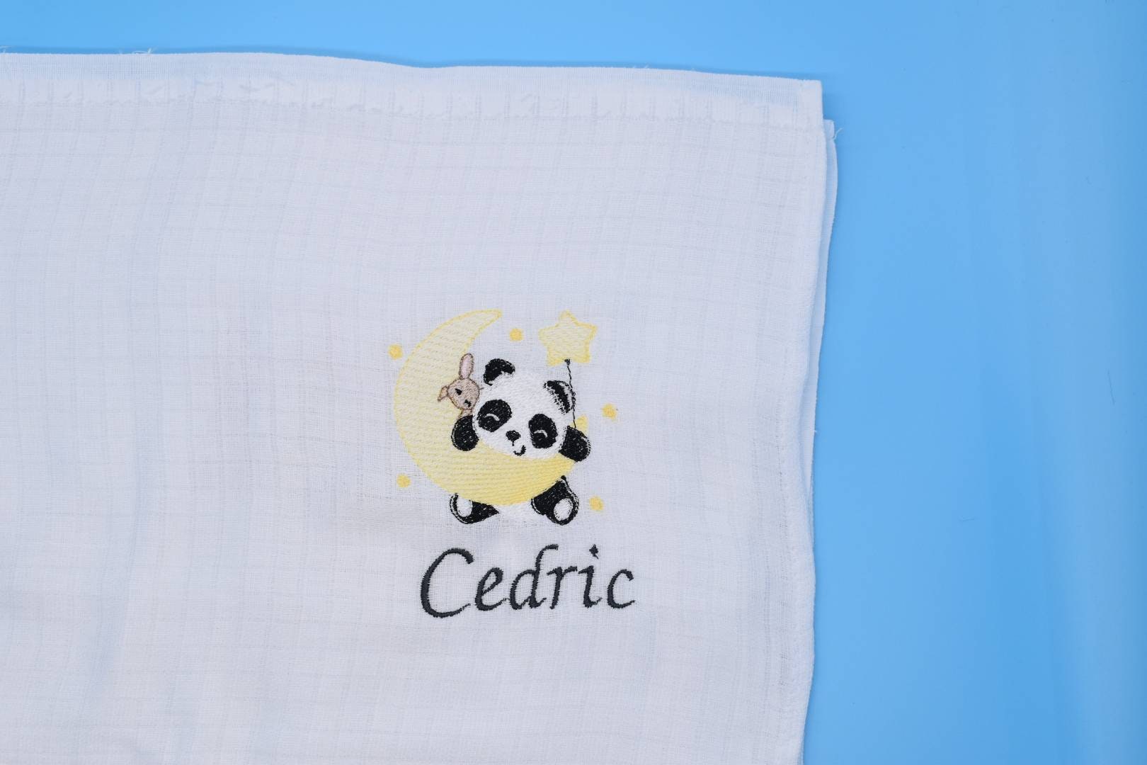 Spucktuch/Mullwindel Mit Namen Panda Auf Mond Personalisiert & Bestickt Spucktuch/Mullwindel Mit Namen Panda Auf Mond Personalisiert & Bestickt von CreativeCreatorDE