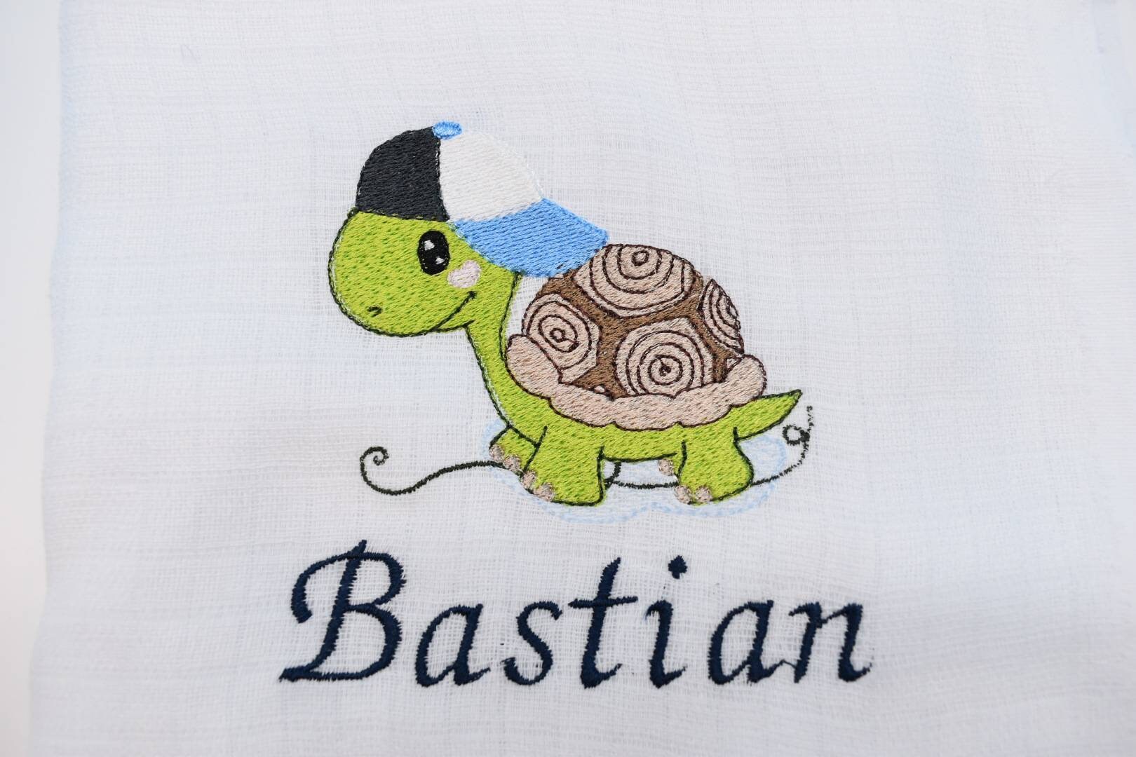 Spucktuch/Mullwindel Mit Namen Schildkröte Grün Cool Cap Personalisiert & Bestickt Spucktuch/Mullwindel Mit Namen Schildkröte Grün Cool Cap Personalisiert & Bestickt von CreativeCreatorDE