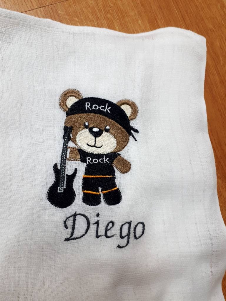 Spucktuch/Mullwindel Mit Namen Teddy Gitarre Rock Personalisiert & Bestickt Spucktuch/Mullwindel Mit Namen Teddy Gitarre Rock Personalisiert & Bestickt von CreativeCreatorDE