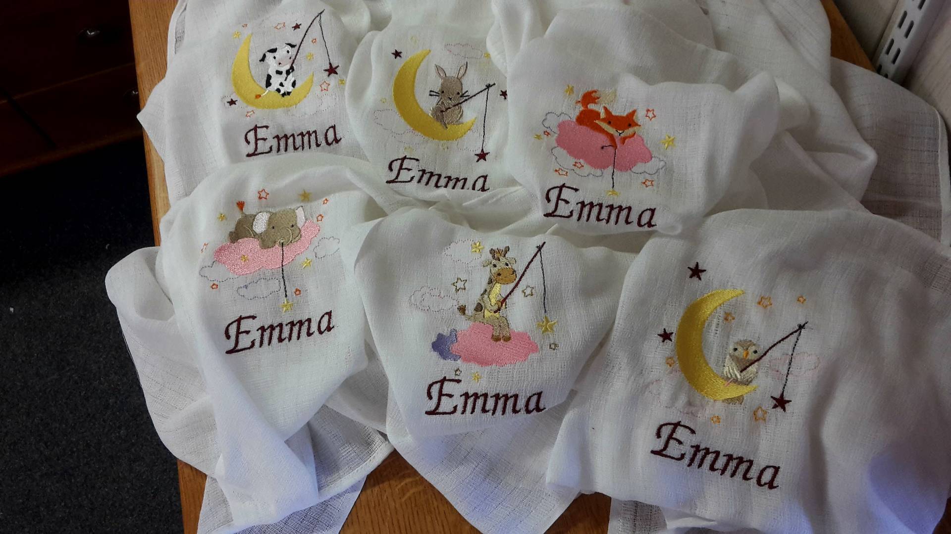 Spucktuch/Mullwindel Mit Namen Tiere Auf Wolke Und Mond Rosa Personalisiert & Bestickt Spucktuch/Mullwindel Mit Namen Tiere Auf Wolke Und Mond Rosa Personalisiert & Bestickt von CreativeCreatorDE