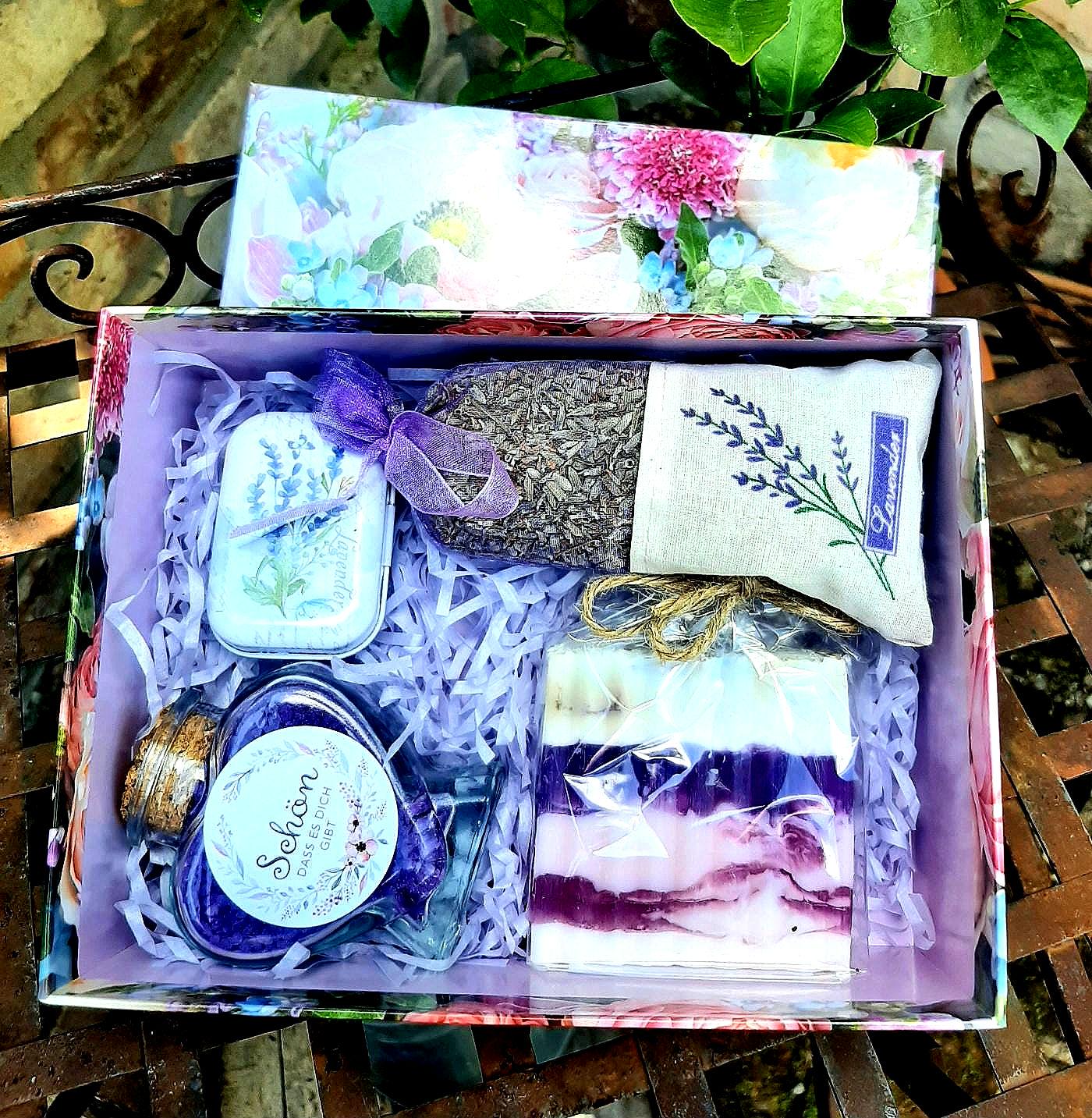 Geschenkbox Lavendelset, Handgemachte Beautyartikel Im Geschenkkarton Für Die Frau Mutter Freundin, Wellness - Lavendel - Kosmetik, Geburtstag Geschenkbox Lavendelset, Handgemachte Beautyartikel Im Geschenkkarton Für Die Frau Mutter Freundin, Wellness - Lavendel - Kosmetik, Geburtstag von CreativesoapsKunst