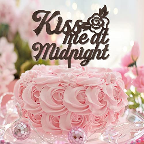 Tortenaufsatz, Motiv: Kiss Me At Midnight Rustikaler "Mr & Mrs", Holz, Brautpaar, Tortenaufsatz, individuelles Holz für Hochzeit, Verlobung, Party, Dekoration, Brautparty, Geschenke Tortenaufsatz, Motiv: Kiss Me At Midnight Rustikaler "Mr & Mrs", Holz, Brautpaar, Tortenaufsatz, individuelles Holz für Hochzeit, Verlobung, Party, Dekoration, Brautparty, Geschenke von CustonCares