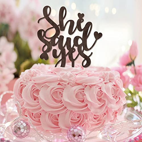 Tortenaufsatz mit Aufschrift "She Said Yes Mr & Mrs", personalisierbar, Strand, Brautpaar für Hochzeit, Brautparty, Kuchendekoration, Verlobungsgeschenk für Paare, braunes Holz Tortenaufsatz mit Aufschrift "She Said Yes Mr & Mrs", personalisierbar, Strand, Brautpaar für Hochzeit, Brautparty, Kuchendekoration, Verlobungsgeschenk für Paare, braunes Holz von CustonCares
