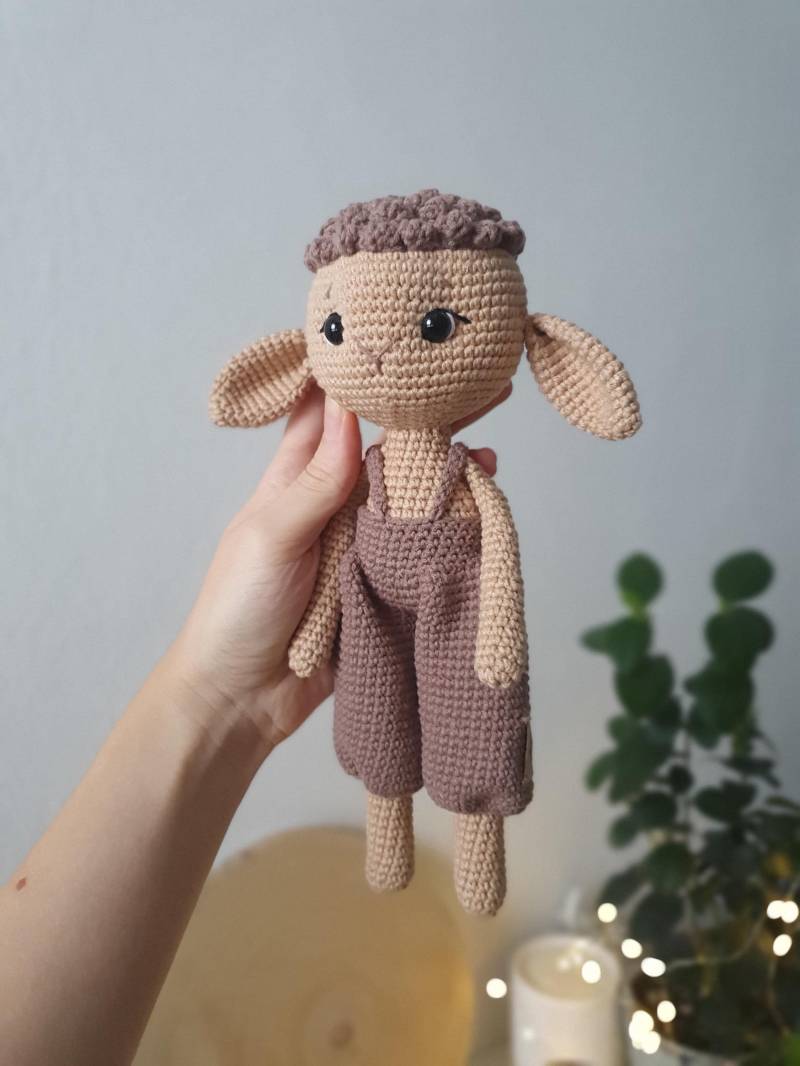 Gehäkeltes Schäfchen, Handgemacht, Schafbock in Hosen, Geschenk Für Einen Neugeborenen, Kinderzimmer Dekor, Der Paten, Zum Geburtstag von CzechToys