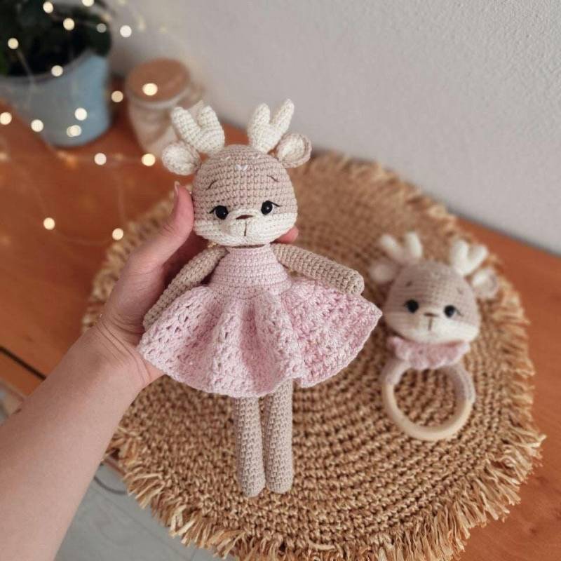 Gestricktes Reh, Geburtstagsgeschenk, Geschenk-Set, Rassel Und Gestricktes Tier, Rehkitz Im Rosa Kleid, Für Mama, Baby-Party, Sie, Neues Jahr von CzechToys