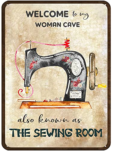 Welcome to My Woman Cave, auch bekannt als das Nähzimmer, lustiges Blechschild, Blumennähmaschine, Heimdekoration, Bastelraum, Wandkunst, Nähmaschinenschild für Frauenhöhle, Zuhause, Wohnzimmer, 14 x Welcome to My Woman Cave, auch bekannt als das Nähzimmer, lustiges Blechschild, Blumennähmaschine, Heimdekoration, Bastelraum, Wandkunst, Nähmaschinenschild für Frauenhöhle, Zuhause, Wohnzimmer, 14 x von DAIERCY