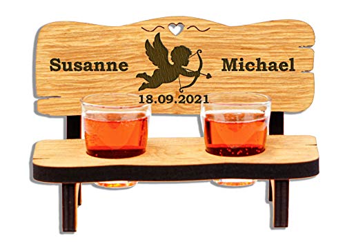 DARO Design - Schnapsbank mit Gravur Holz - Hochzeitsgeschenke für Brautpaar mit Schnapsgläser Geschenk zur Hochzeit Hochzeitstag mit 2 Schnapsgläser Hochzeitsgeschenk Deko von DARO Design