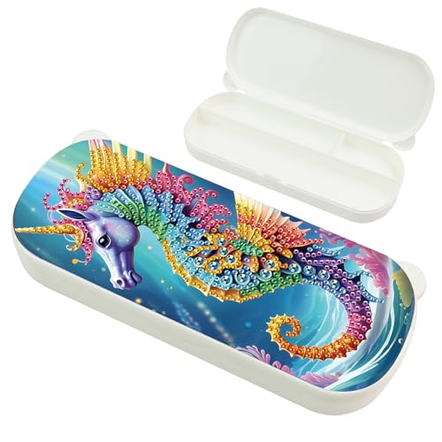 DCIDBEI Diamond Painting Stiftebox Stifte Aufbewahrung 22x8.8cm Malen nach Zahlen Erwachsene Bleistiftboxen Stifte Aufbewahrungsbox Container mit Deckel für Kleinteile Aquarellstifte Seepferdchen DCIDBEI Diamond Painting Stiftebox Stifte Aufbewahrung 22x8.8cm Malen nach Zahlen Erwachsene Bleistiftboxen Stifte Aufbewahrungsbox Container mit Deckel für Kleinteile Aquarellstifte Seepferdchen von DCIDBEI