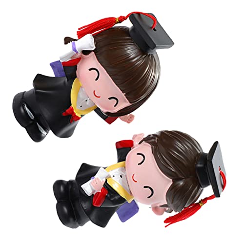 DECHOUS 2 Stücke Graduation Kuchen Topper Dekorationen Harz Junge Mädchen Desktop Graduation Decor DECHOUS 2 Stücke Graduation Kuchen Topper Dekorationen Harz Junge Mädchen Desktop Graduation Decor von DECHOUS