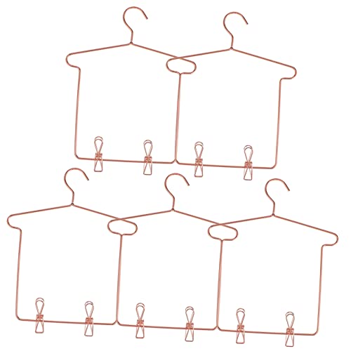DECHOUS 5 Sätze Puppenaufhänger Kindergarten Mini Kleiderbügel Kleidung Winzig Klein Zinn Clip Rock Gestell Kleiderständer Puppe Steht Für 18-Zoll-Puppen 18 Puppenzubehör Eisen Rose Gold von DECHOUS
