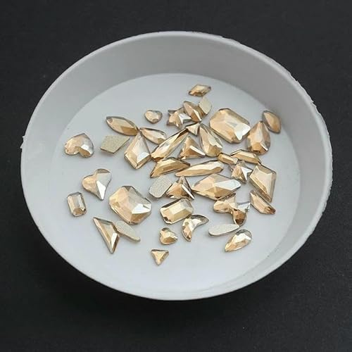 100/500 Stück Golden Champagne Boutique Nail Art Strasssteine mit flachem Boden, Glaskristall, 3D-Nageldekoration, mehrere Formen – Champagner gemischt – 100 Stück von DEFRTG