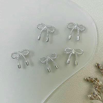 50 Stück verschiedene Größen, einfache, dünne Schleife, Fliege, Gold, Silber, gedrehte Legierung, Nagelkunst, Strass-Dekorationen, Maniküre-Charms-HJ-1025 50 Stück verschiedene Größen, einfache, dünne Schleife, Fliege, Gold, Silber, gedrehte Legierung, Nagelkunst, Strass-Dekorationen, Maniküre-Charms-HJ-1025 von DEFRTG